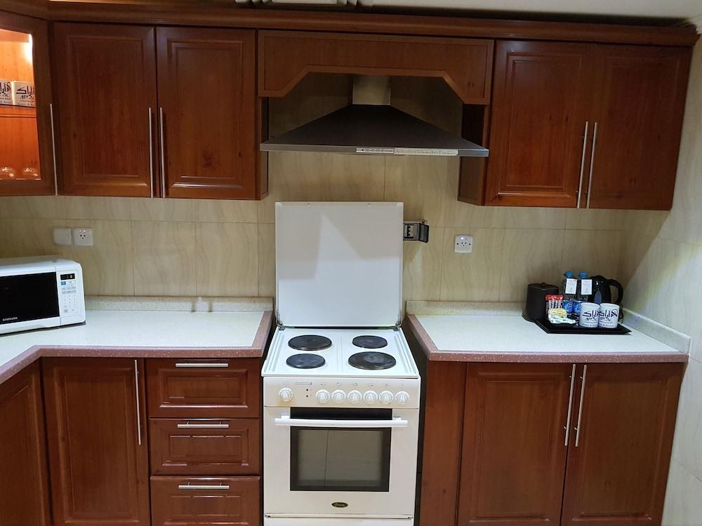 Taiba Suites Madinah Medína Exteriér fotografie A typical kitchen