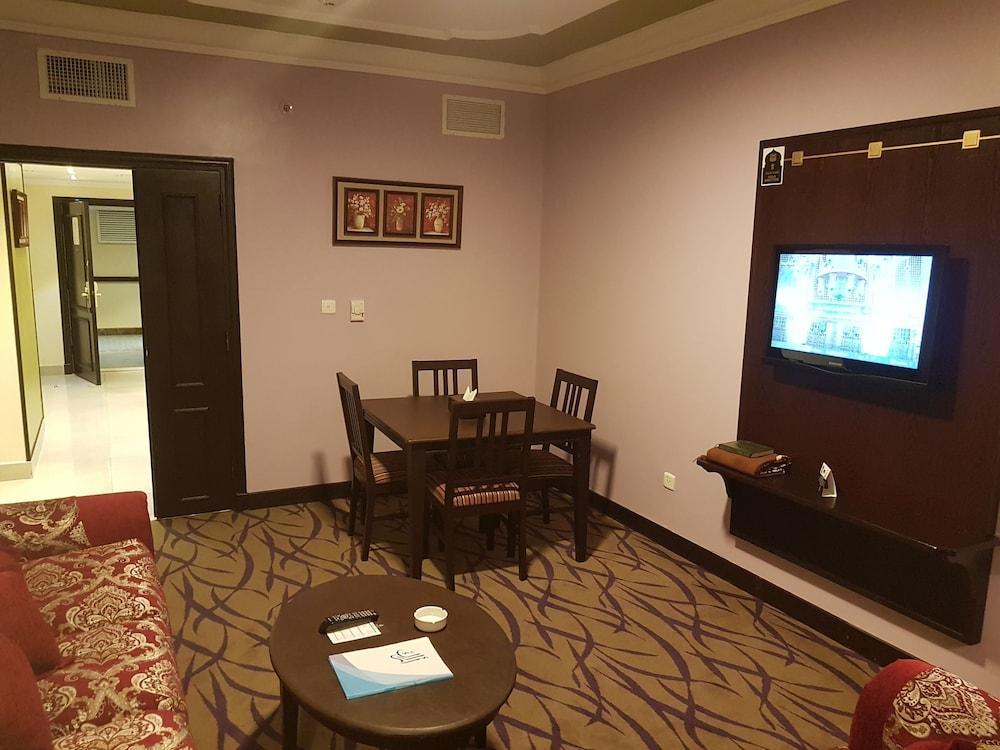Taiba Suites Madinah Medína Exteriér fotografie A living room in a suite at the hotel