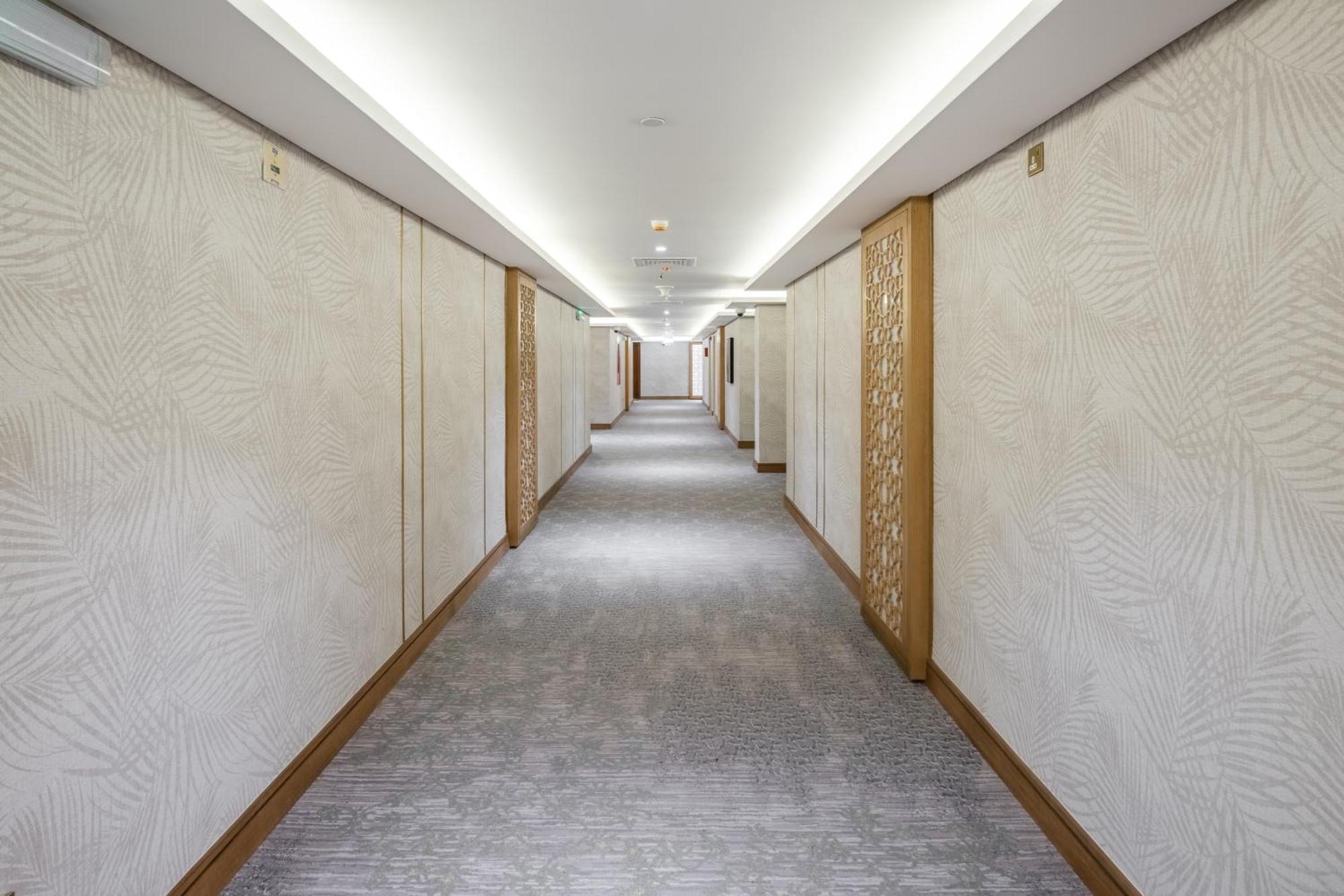 Taiba Suites Madinah Medína Exteriér fotografie A corridor at the hotel
