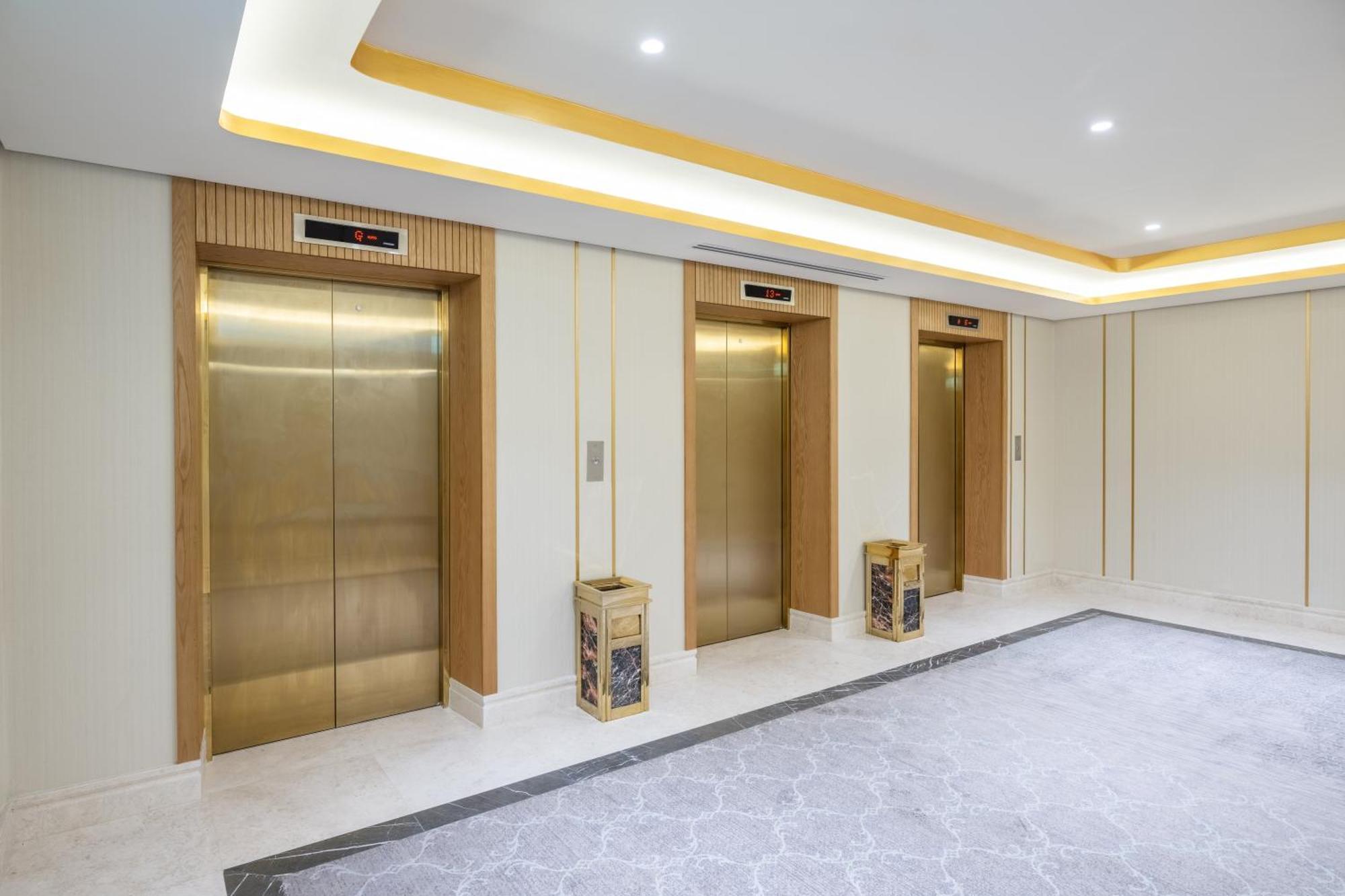Taiba Suites Madinah Medína Exteriér fotografie Elevators at the hotel
