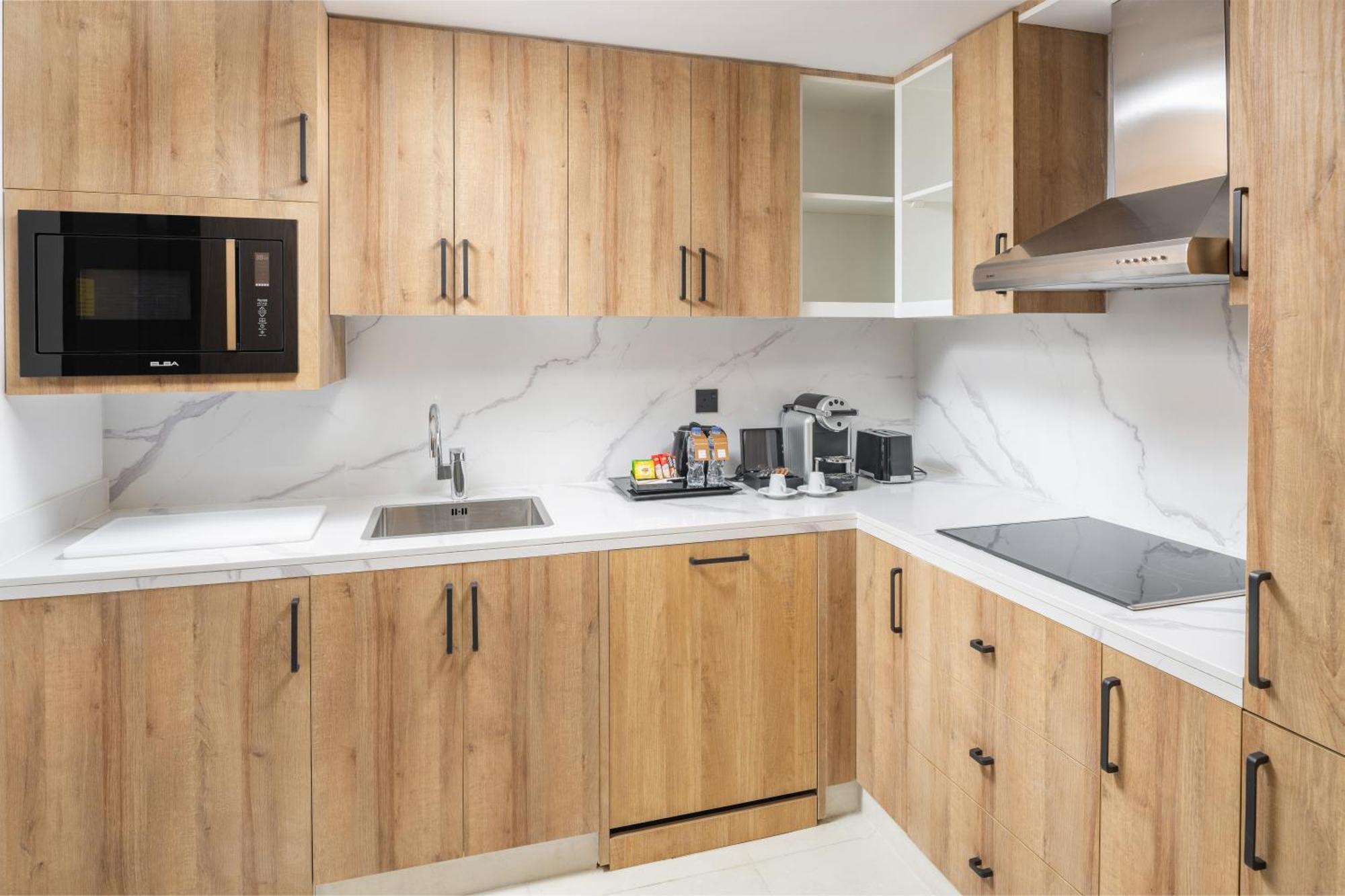 Taiba Suites Madinah Medína Exteriér fotografie A modern kitchen