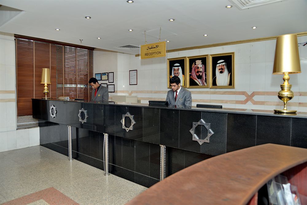 Taiba Suites Madinah Medína Exteriér fotografie Reception desk at a hotel