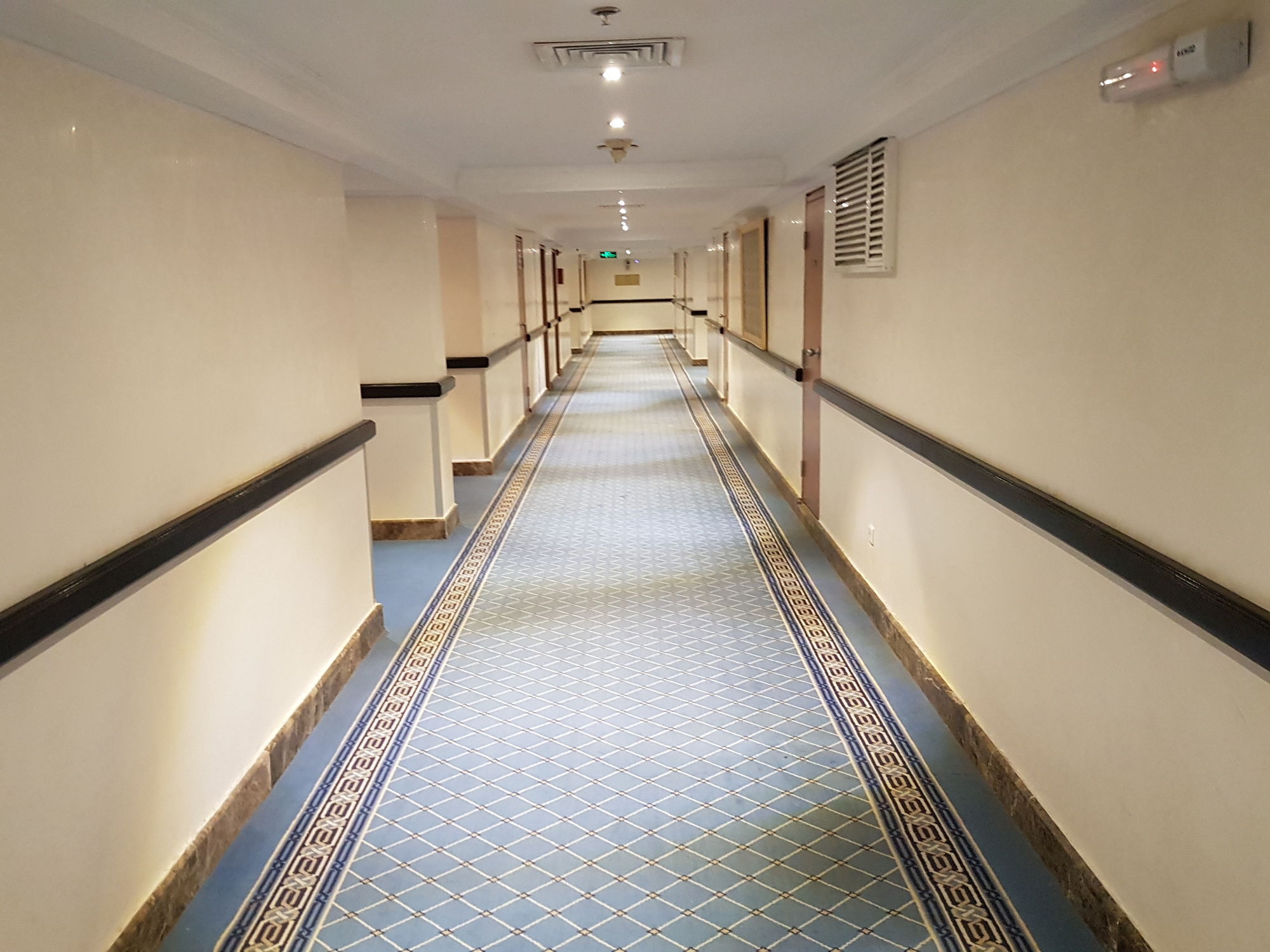 Taiba Suites Madinah Medína Exteriér fotografie A corridor in a hotel