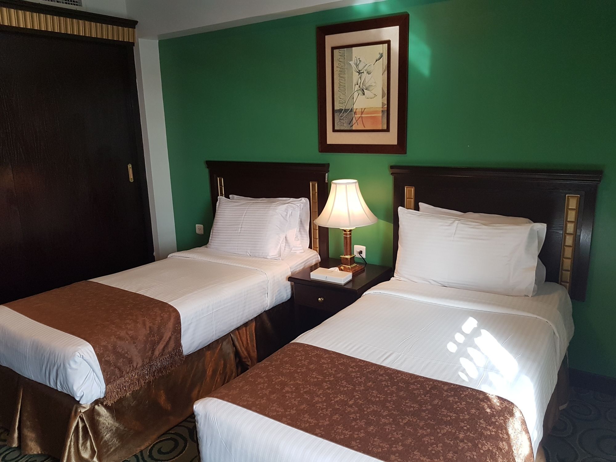 Taiba Suites Madinah Medína Exteriér fotografie A room at the hotel