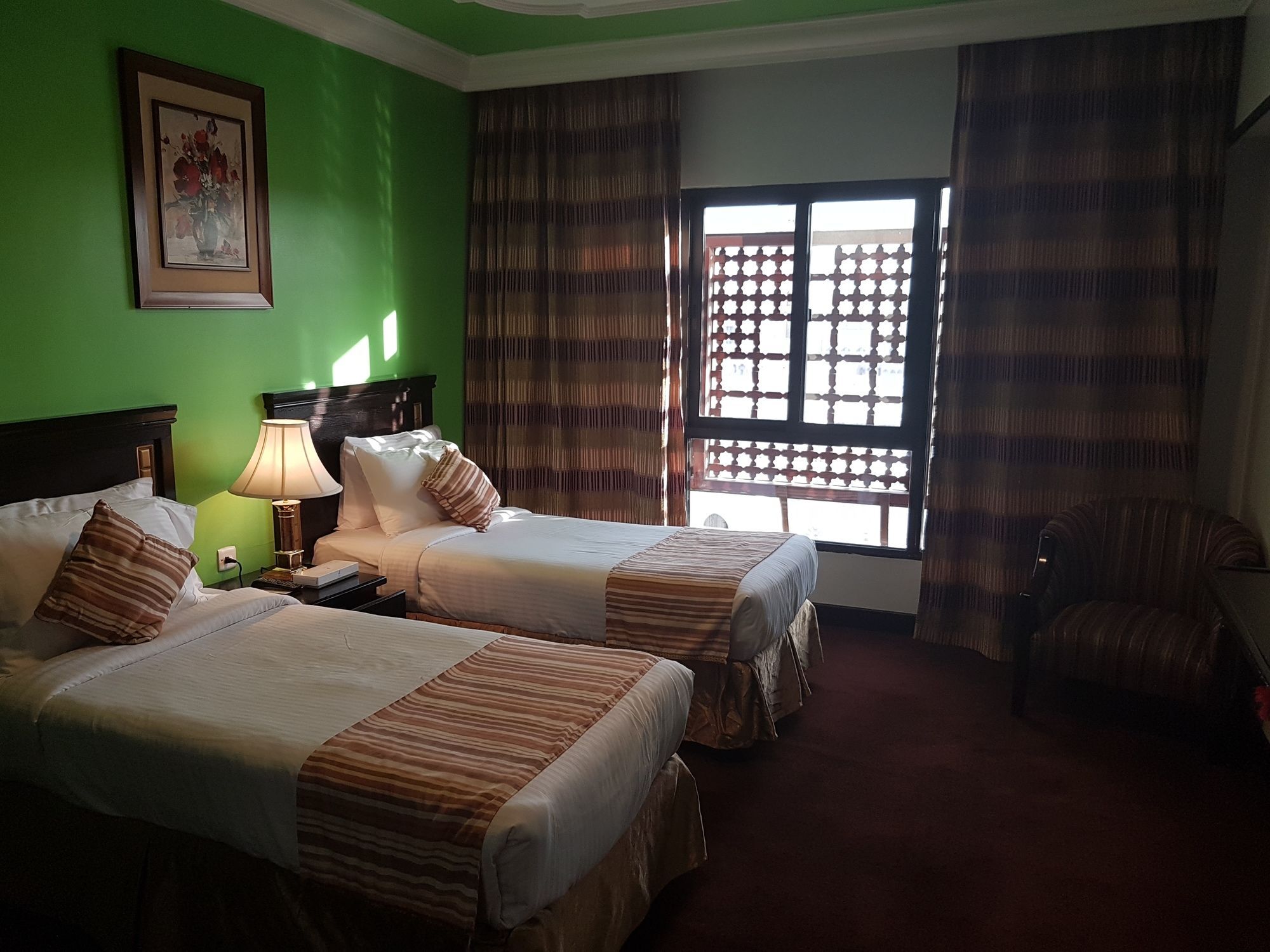 Taiba Suites Madinah Medína Exteriér fotografie A room at the hotel