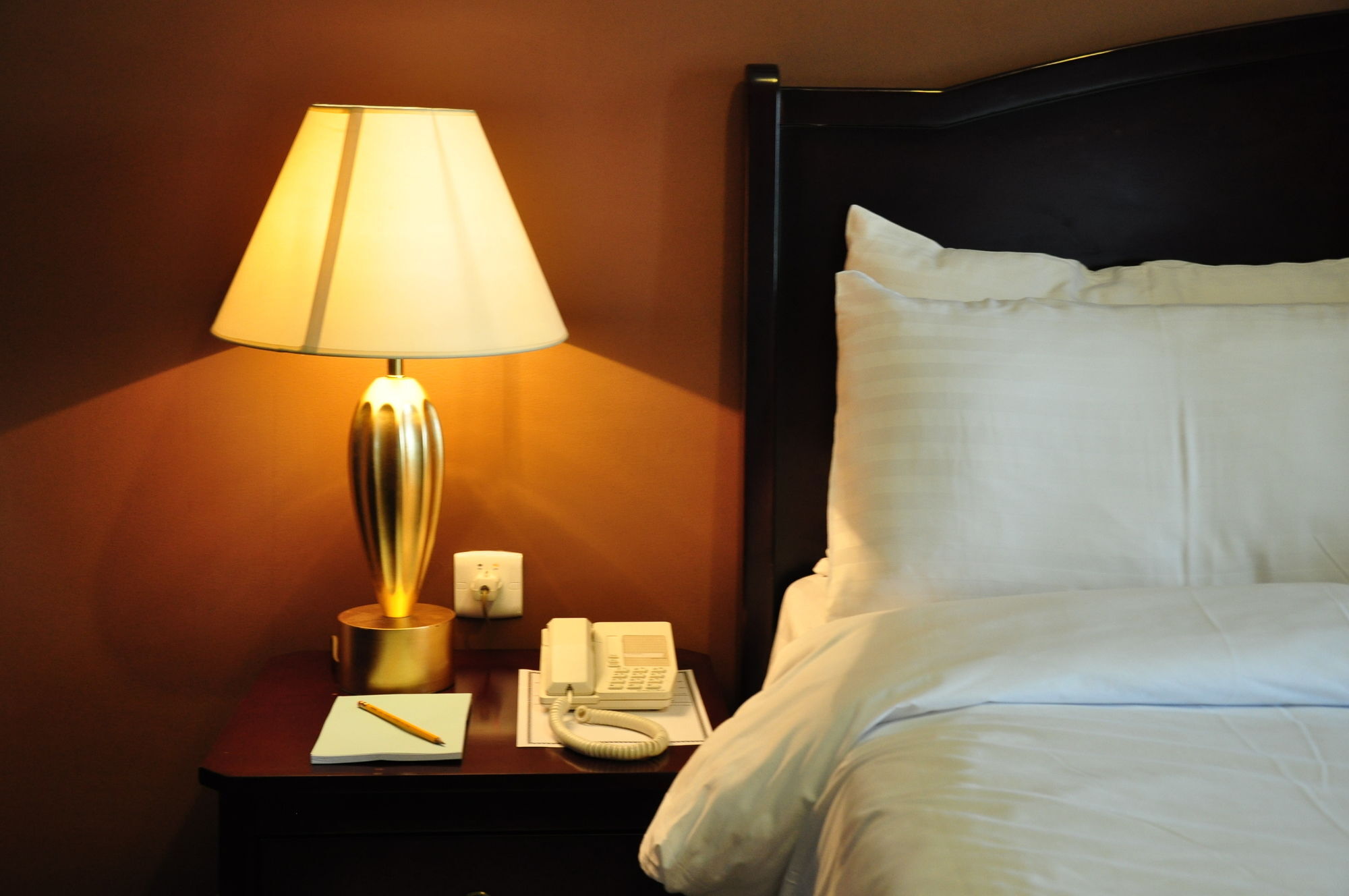 Taiba Suites Madinah Medína Exteriér fotografie A lamp on a bedside table