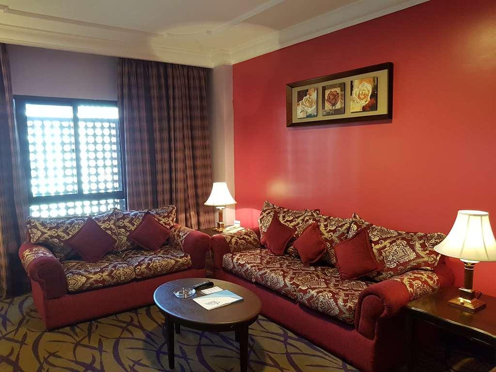 Taiba Suites Madinah Medína Pokoj fotografie A living room in a suite at the Grand Hotel