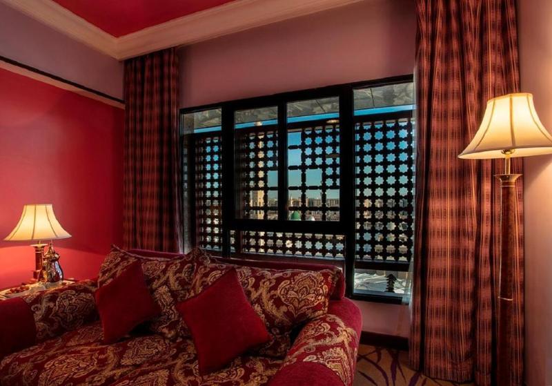 Taiba Suites Madinah Medína Exteriér fotografie A room at the hotel
